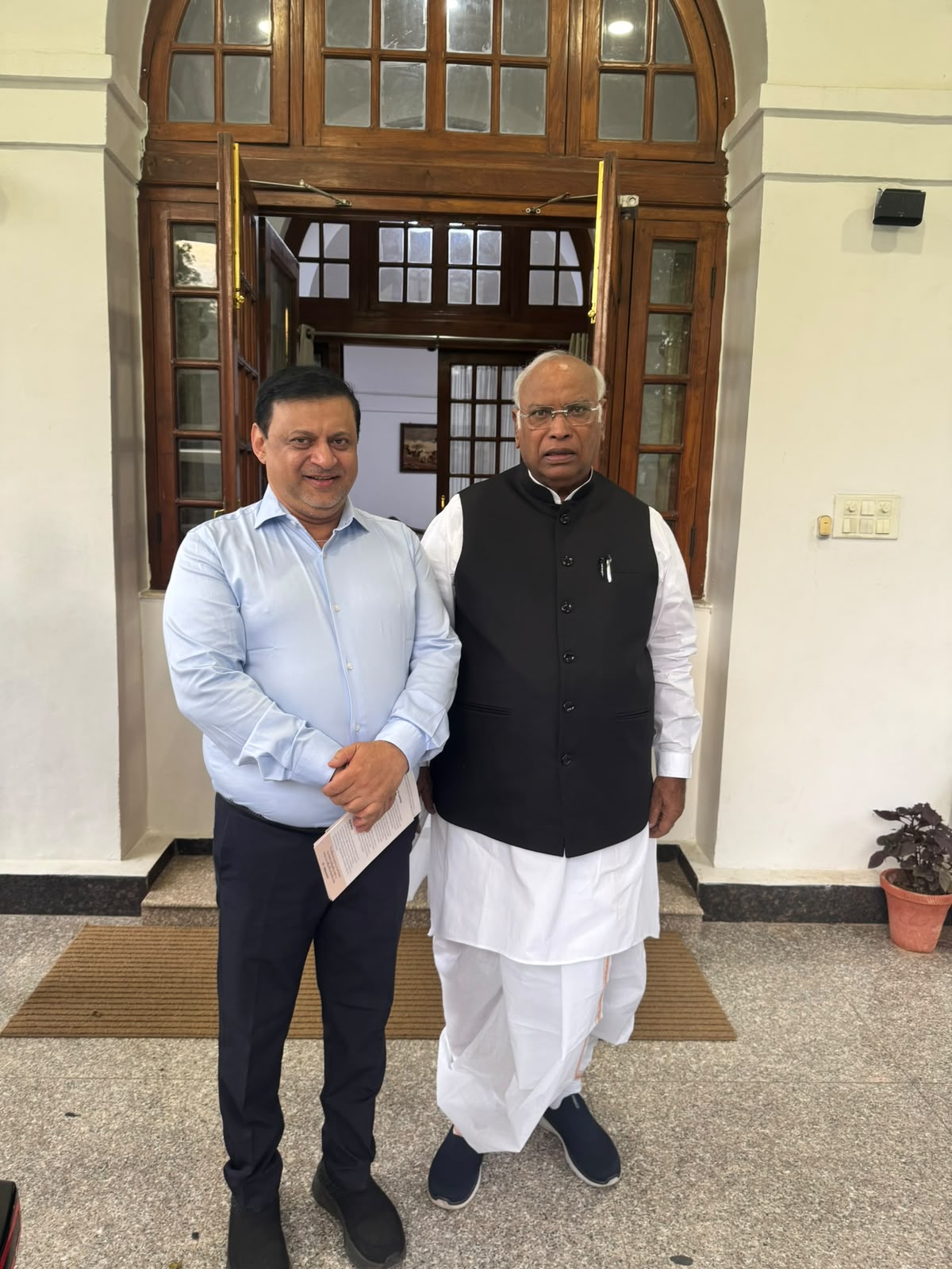 Deepak Thimaya with Mallikarjun Kharge